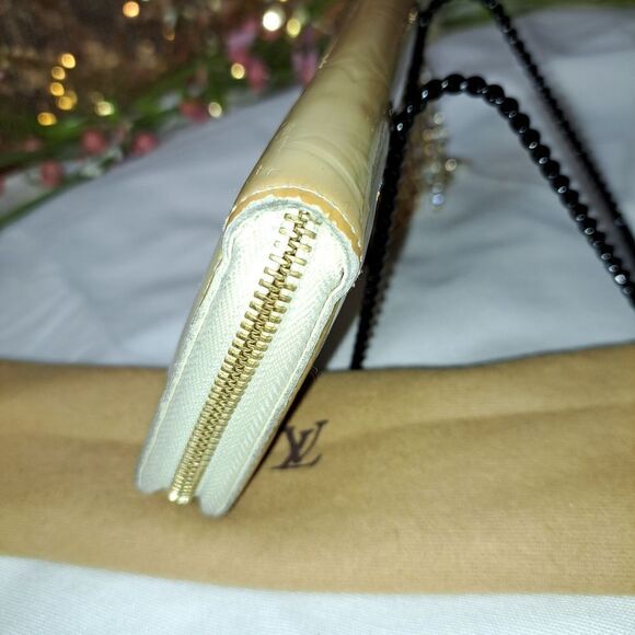 Authentic Louis Vuitton Vernis Sarah zipper wallet. Excellent condition. - Picture 13 of 14
